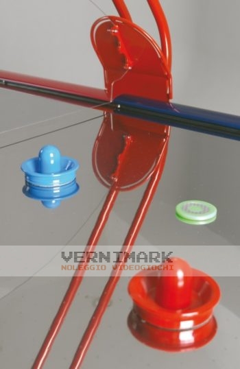 Un tavolo da air-hockey con dimensioni e caratteristiche professionali e una lavorazione di alta qualità con un design sportivo. I motivi geometrici della superficie di gioco esalteranno le competizioni raggiungendo velocità molto elevate e richiedendo ai giocatori un notevole dinamismo, concentrazione, riflessi rapidi e coordinazione dei movimenti. Grazie alla sua struttura robusta e stabile, Fast Track si adatta perfettamente alle esigenze di collettività e comunità.